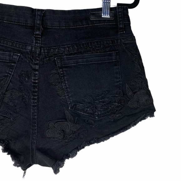 Blank NYC 💥Black on Black Floral Embroidered💥 Floral Denim Shorts Frayed 27 - Picture 3 of 6
